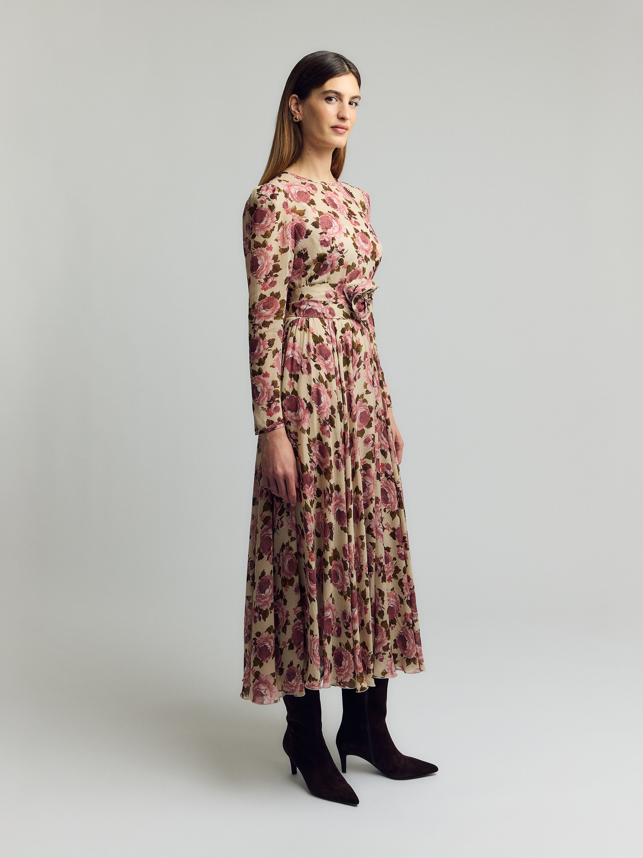 Cyndy Mekko – beige, kukallinen, midi-mekko, pyöreä pääntie, pitkät hihat, vyötärönauha, ruusuprintti