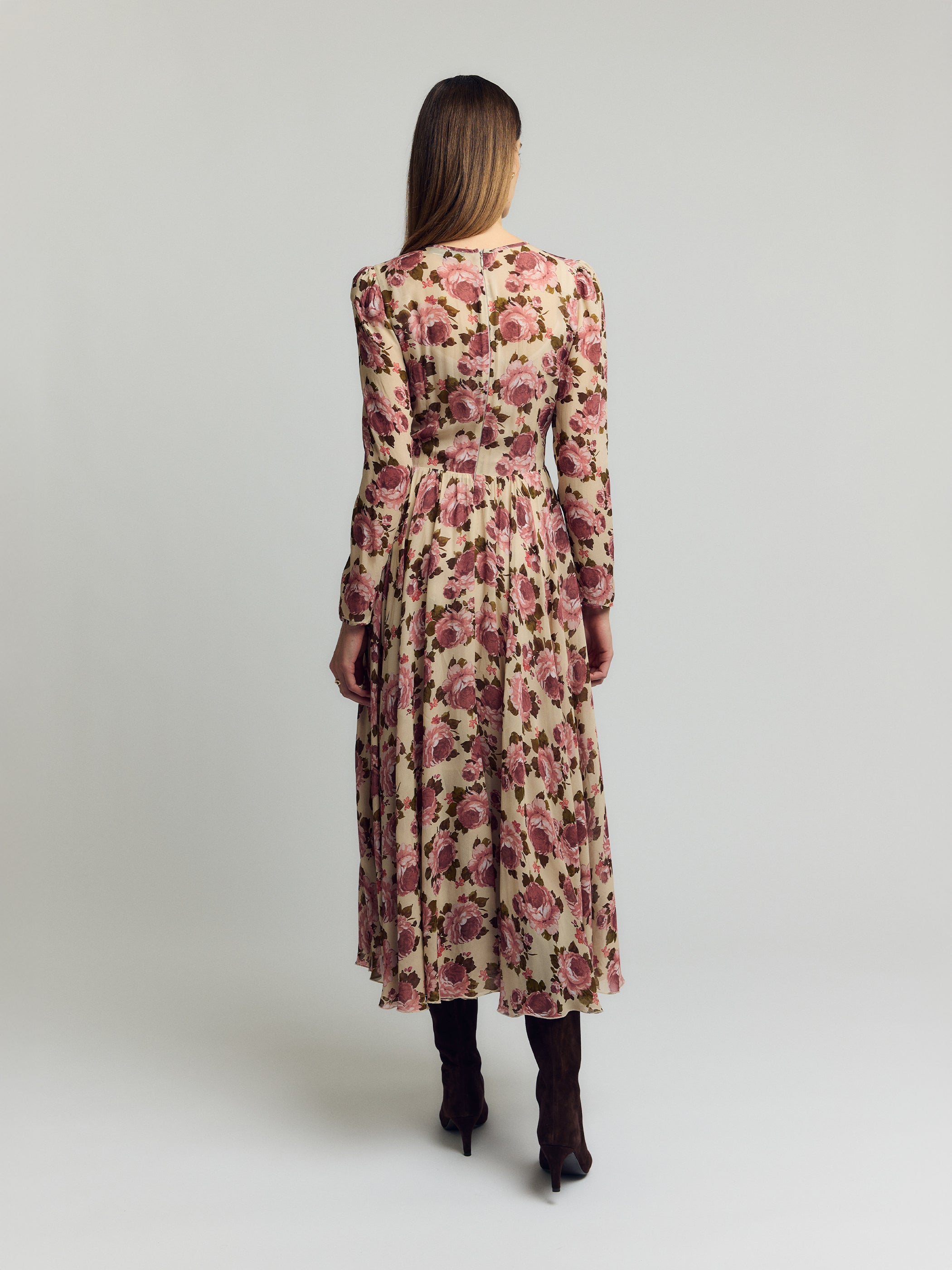 Cyndy Mekko – beige, kukallinen, midi-mekko, takaa, pitkät hihat, piilovetoketju, laskeutuva siluetti, ruusuprintti
