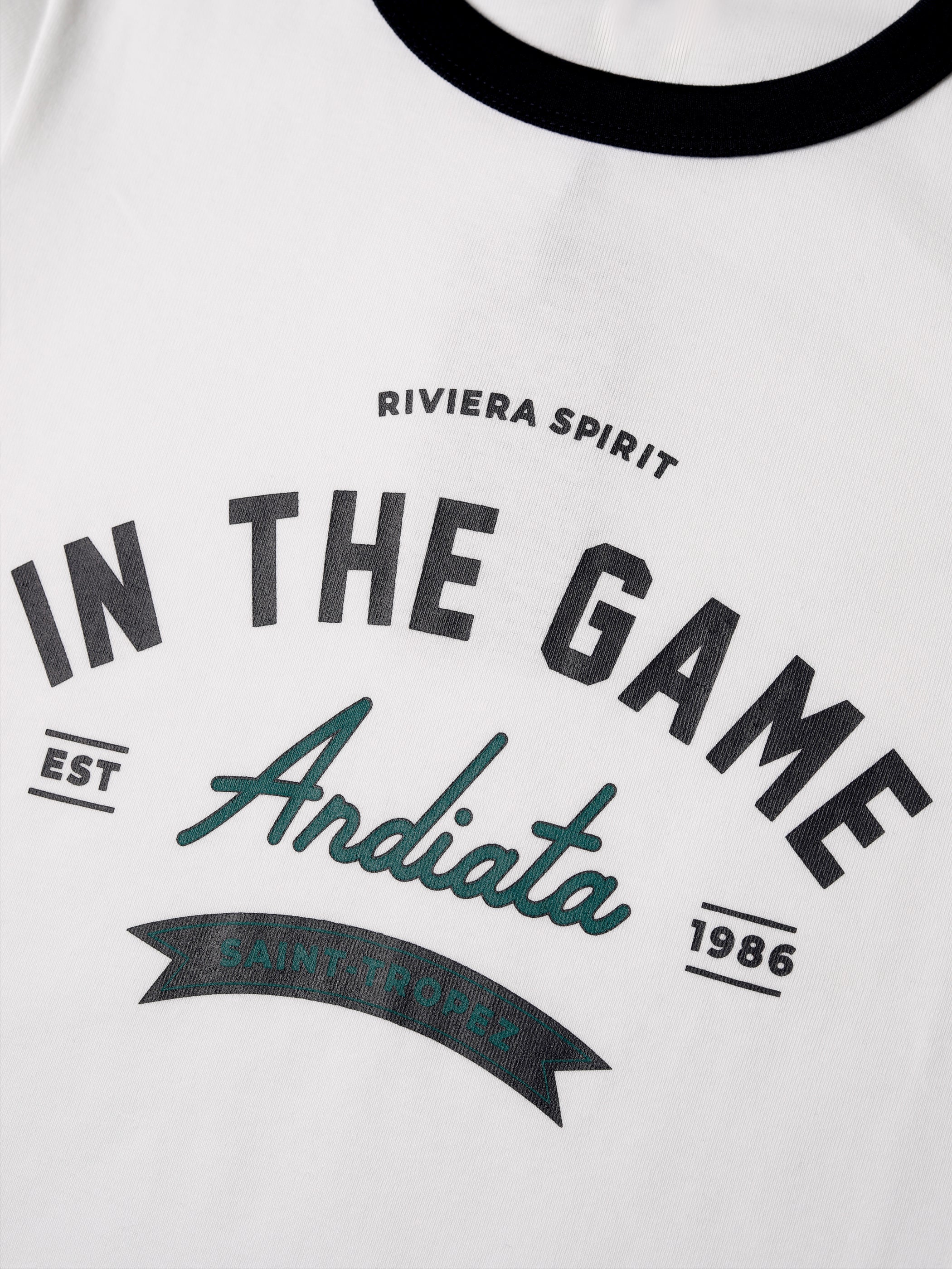 Slim fit T-paidan printistä lähikuva, "In the Game Andiata" -teksti