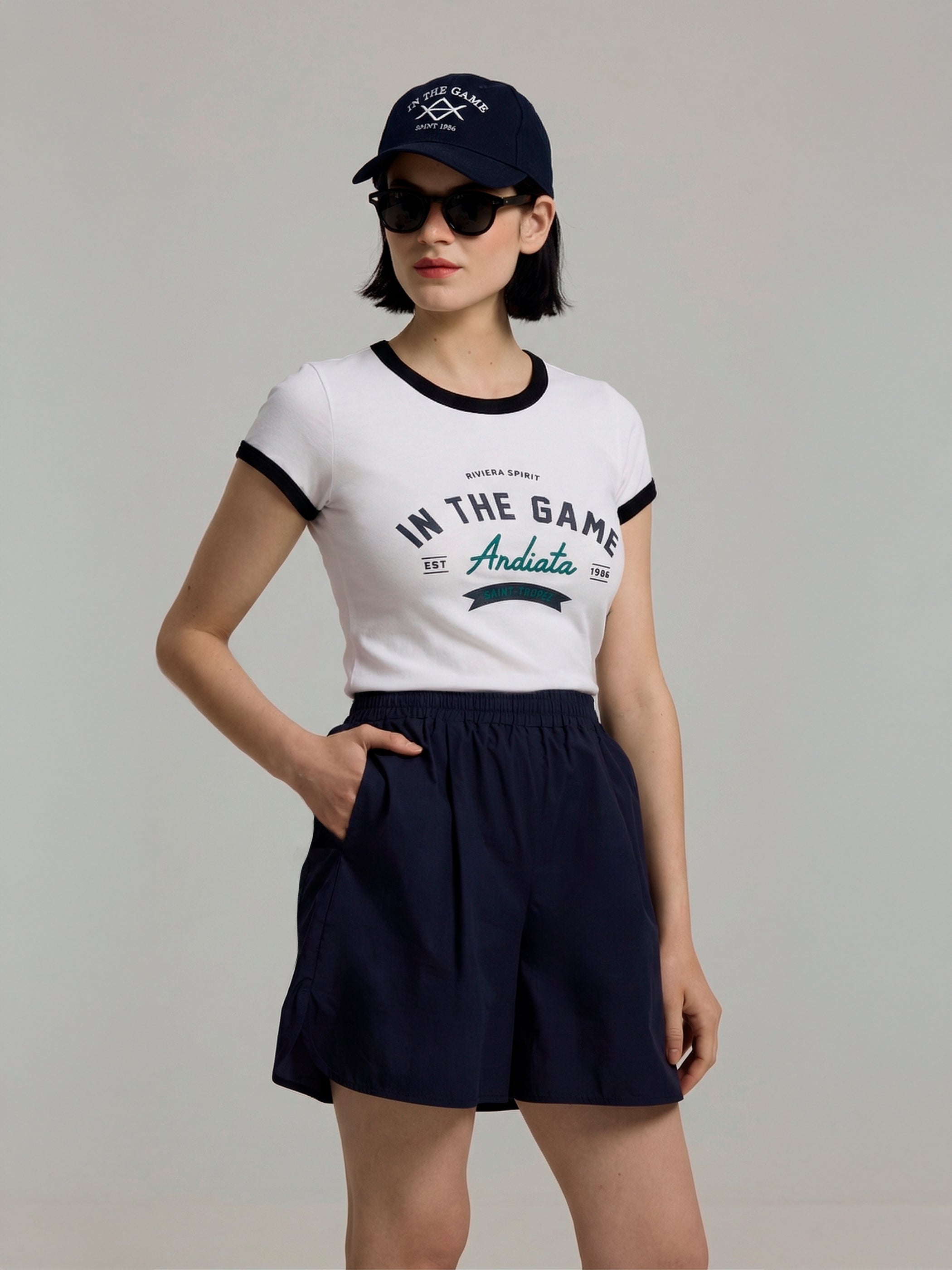 Slim fit T-paita edestä, kontrastiraita pääntiellä ja hihansuissa, ja "In the Game Andiata" -printti