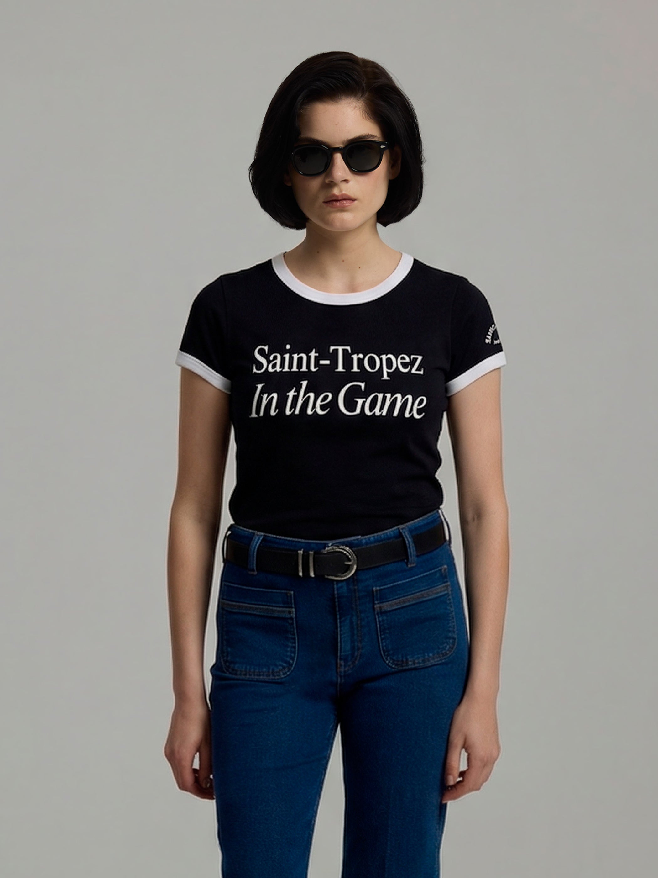 Slim fit T-paita edestä, kontrastiraita pääntiellä ja hihansuissa, ja "Saint Tropez in the Game" -printti