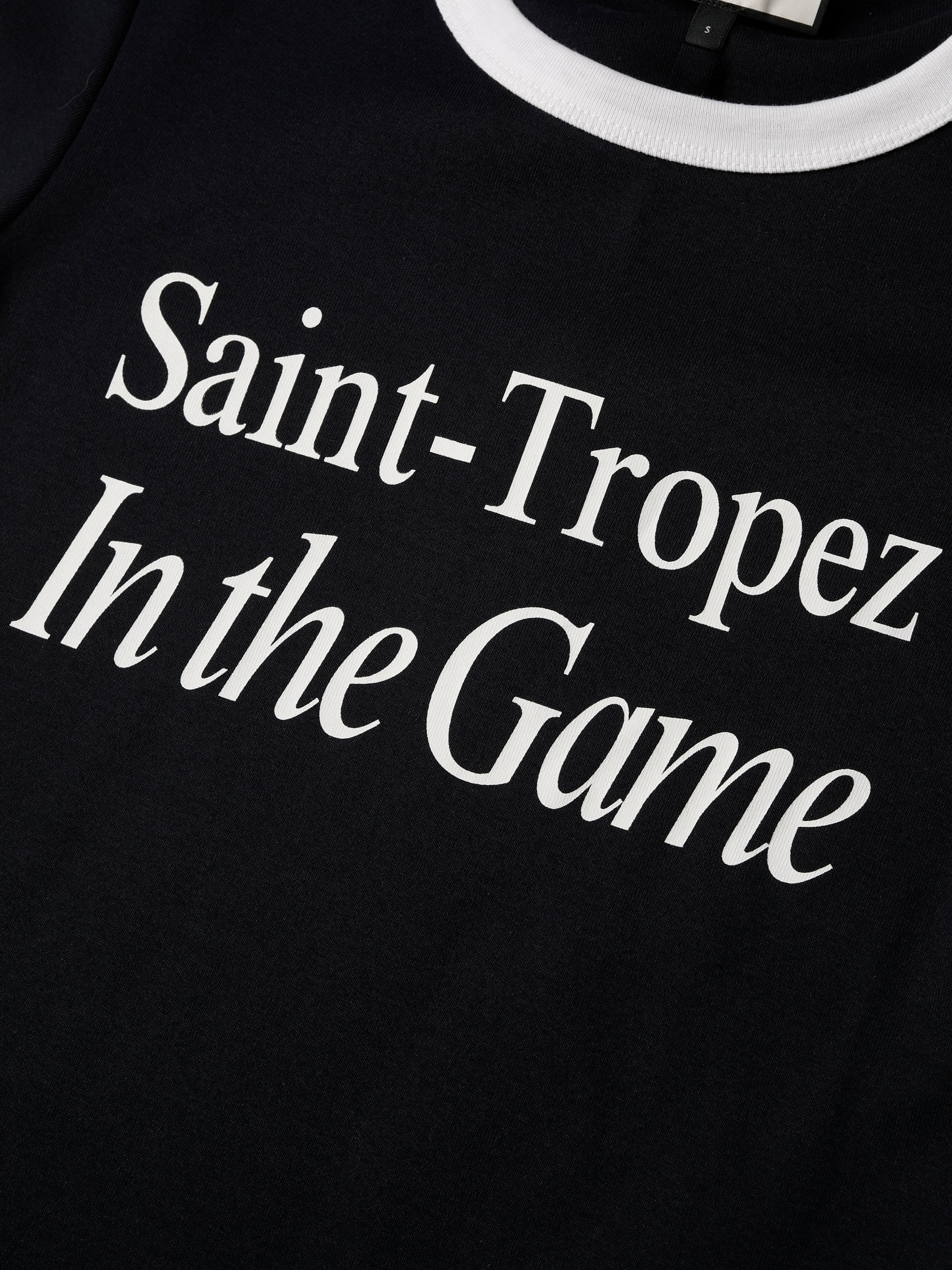Slim fit T-paidan printistä lähikuva, "Saint Tropez In the Game" -teksti